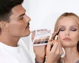 Mario Dedivanovic aplica sombra de ojos a una modelo con una paleta de tonos neutros.