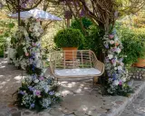 Un rincón idílico para bodas con arcos florales, un banco de mimbre y detalles rústicos. ¡Ideas originales boda!