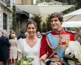 Belen Corsini y su esposo, vestido con uniforme militar, sonríen felices en su boda.