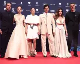 Seis personas posan en la alfombra roja de los premios Feroz.