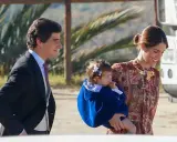 Sofía Palazuelo, radiante en una boda, pasea con su hija. El padre, elegante de traje, les acompaña.