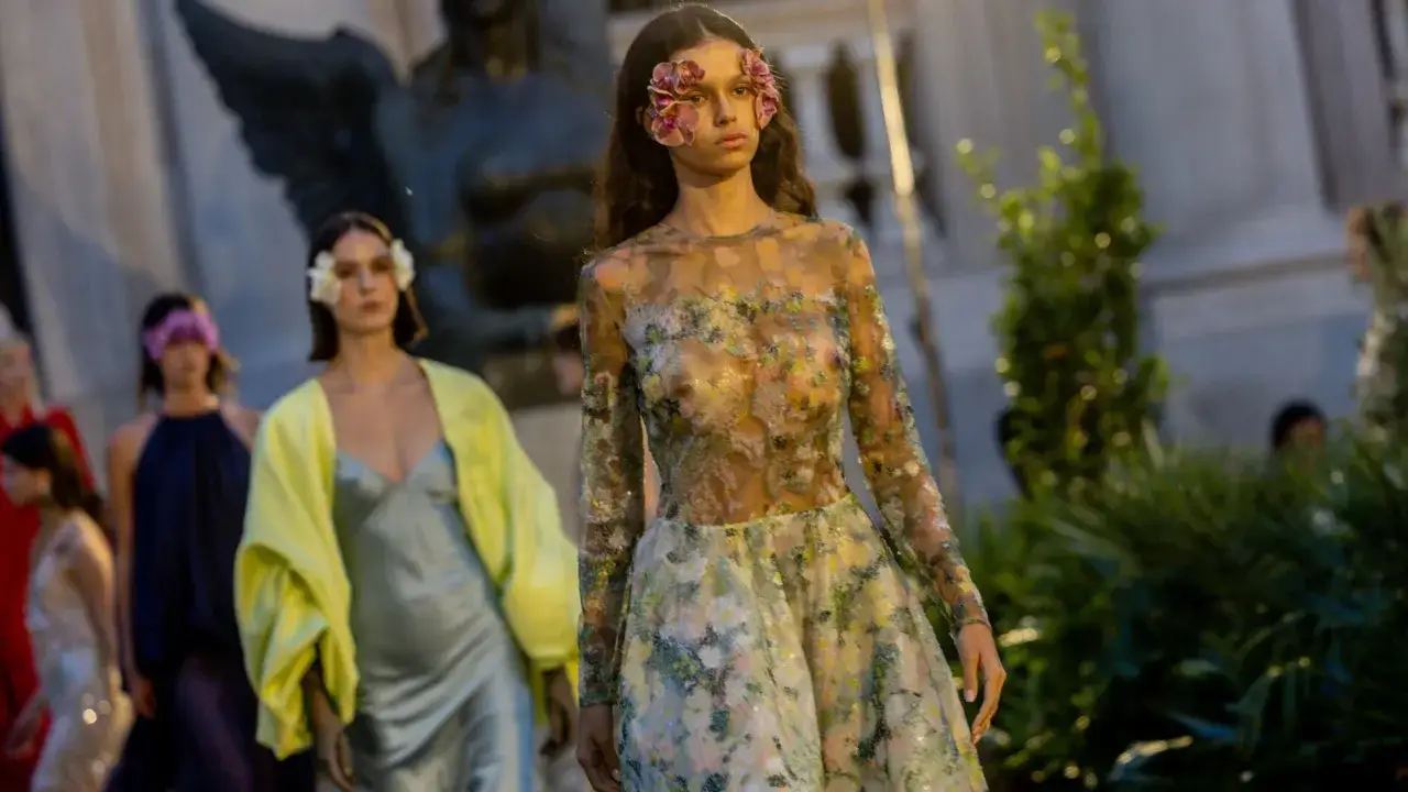 Modelos desfilan con atuendos florales y velos de pétalos, anticipando la primavera 2026.