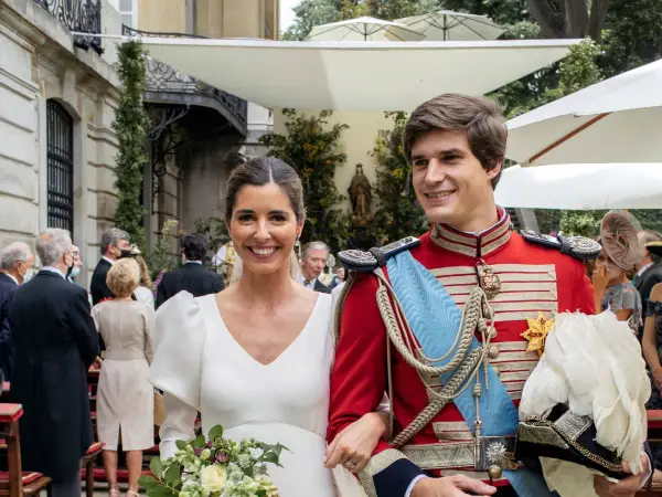 Belen Corsini y su esposo, vestido con uniforme militar, sonríen felices en su boda.