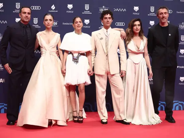 Seis personas posan en la alfombra roja de los premios Feroz.