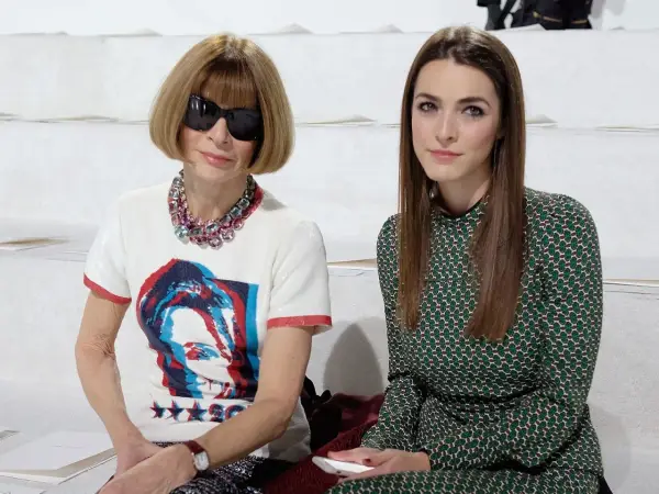 Anna Wintour y Bee Shaffer, sentadas juntas en un evento de moda.