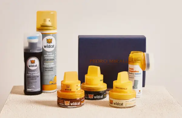 Kit de limpieza para zapatos de ante y nubuck: limpiador, renovador y cremas para mantenerlos como nuevos.