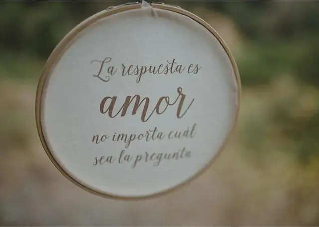Un aro de bordar con la frase "La respuesta es amor, no importa cuál sea la pregunta", ideal para frases originales para felicitar una boda.