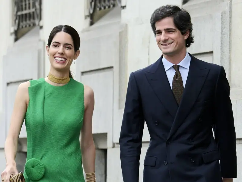 Los duques de Huéscar, Sofía Palazuelo y Fernando Fitz-James, sonríen mientras pasean.