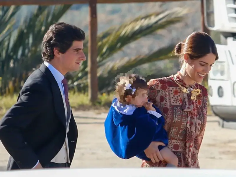 Sofía Palazuelo, radiante en una boda, pasea con su hija. El padre, elegante de traje, les acompaña.